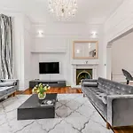 Leyla\'S Stunning London Home